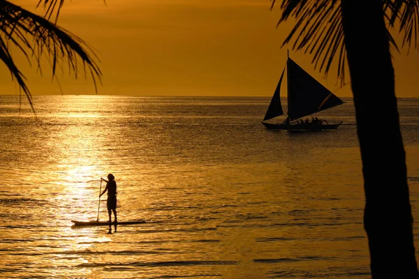 Pôr Sol Fundo Garrafas Bar Sol Passa Através Vidro Brilhante — Fotografia de Stock