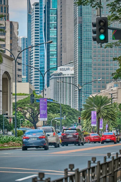 Manila, Filipinler - Şubat 02, 2020: Gündüz vakti Makati şehrinin sokakları