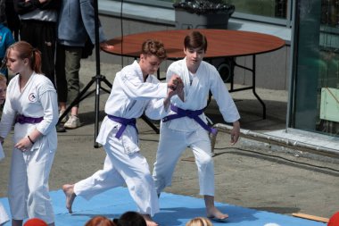 Khabarocsk, Rusya - 09 Mayıs 2019: Büyük Vatanseverlik Savaşı 'ndaki Zafer Günü onuruna verilen konser. Tekvando sporcuları yeteneklerini sergilerler.