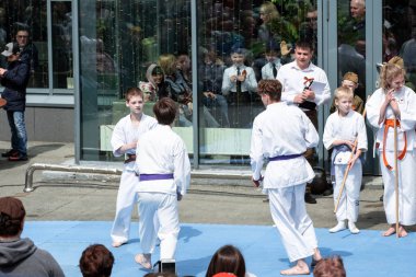 Khabarocsk, Rusya - 09 Mayıs 2019: Büyük Vatanseverlik Savaşı 'ndaki Zafer Günü onuruna verilen konser. Tekvando sporcuları yeteneklerini sergilerler.