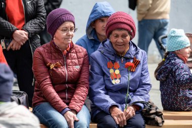 Khabarocsk, Rusya - 09 Mayıs 2019: Büyük Vatanseverlik Savaşı 'ndaki Zafer Günü onuruna verilen konser. İnsanlara bedava asker lapası verilir.