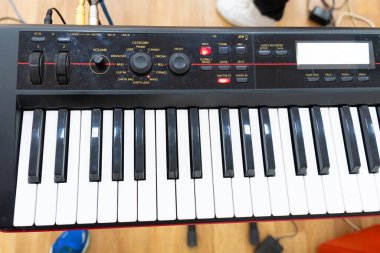 Khabarovsk, Rusya - 31 Mart 2019: Davulcu teçhizatını çalıyor. Rock grubu spor salonunda çalıyor.