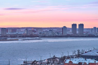 Blagoveshchensk, Rusya - 26 Haziran 2020: Blagoveshchensk kentinin setinden Çin 'in Heihe kentinin manzarası