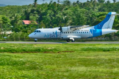 Boracay, Filipinler - 31 Ocak 2020: Kuyruk numarası RP-C4202 Air SWIFT olan bir ATR 42 uçağı Panay adasındaki Caticlan havaalanından kalkmaya hazırlanıyor.