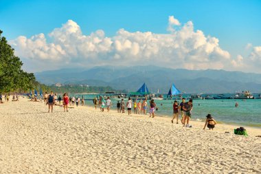 Boracay, Filipinler - 29 Ocak 2020 Boracay adasının beyaz plajı. Turistler plaj boyunca yürür ve denizde yüzerler. Coronavirüs salgınından birkaç gün önce.
