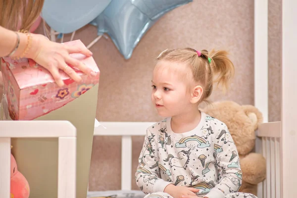 Malá Holčička Pyžamu Dostává Narozeninové Dárky Zatímco Sedí Bílé Dětské — Stock fotografie