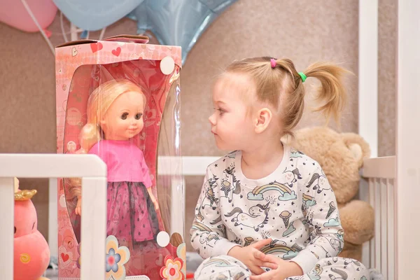 Little Girl Pajamas Receives Birthday Gifts While Sitting White Baby — Stock Photo, Image