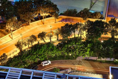 Vladivostok, Rusya - 13 Haziran 2020: Golden Swarm Bay 'deki köprünün akşam manzarası. Yazın Sea City plajı. Yükseklikten gezinti güvertesinin görüntüsü