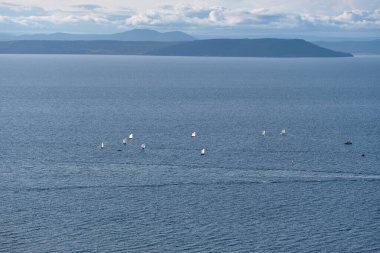Gündüz Amur Körfezi manzarası. Yatçılar yelkencilik eğitimi alırlar.