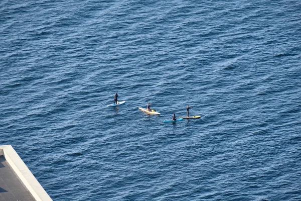 昼間のアムール湾の景色 人々はSupボードに乗る — ストック写真