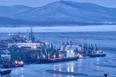 Vladivostok, Rusya - 28 Ocak 2021: Kartal Yuvası tepesinden şehrin akşam manzarası. Kar fırtınasından sonraki şehir.