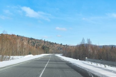 Lidoga-Vanino Khabarovsk bölgesindeki dağların arasında gün batımı.