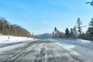 Lidoga-Vanino Khabarovsk bölgesindeki dağların arasında gün batımı.