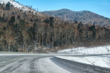 Lidoga-Vanino Khabarovsk bölgesindeki dağların arasında gün batımı.
