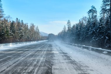 Lidoga-Vanino Khabarovsk bölgesindeki dağların arasında gün batımı.