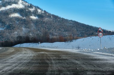 Lidoga-Vanino Khabarovsk bölgesindeki dağların arasında gün batımı.