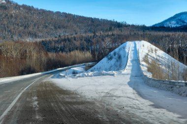 Lidoga-Vanino Khabarovsk bölgesindeki dağların arasında gün batımı.