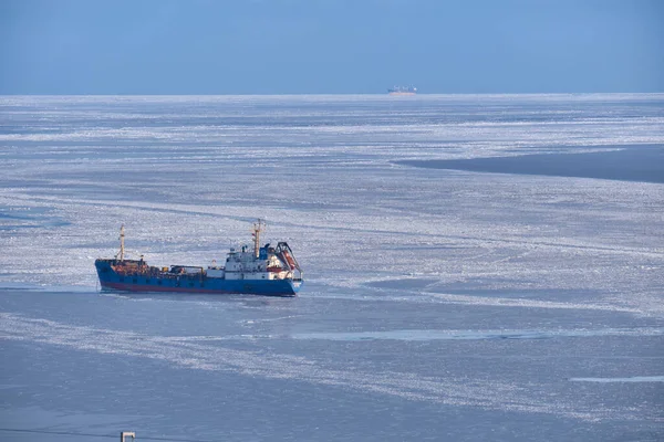 ロシアのヴァニーノ- 2021年1月18日:ヴァニーノ港の船. — ストック写真