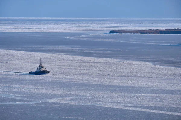 ロシアのヴァニーノ- 2021年1月18日:ヴァニーノ港の船. — ストック写真