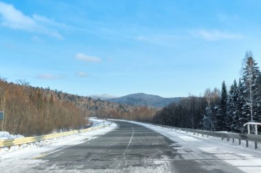 Lidoga-Vanino Khabarovsk bölgesindeki dağların arasında gün batımı