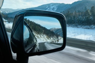 Lidoga-Vanino Khabarovsk bölgesindeki dağların arasında gün batımı