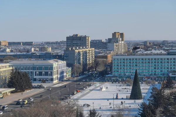 Rusya, Blagoveshchensk, 24 Aralık 2020: Kışın yüksek bir yerden Blagoveshchensk şehri manzarası