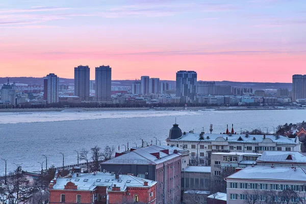 Blagoveshchensk, Rusya - 26 Haziran 2020: Blagoveshchensk kentinin setinden Çin 'in Heihe kentinin manzarası