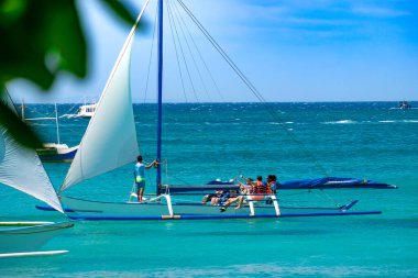 Boracay, Filipinler - 20 Ocak 2020: Gündüz vakti Boracay adasının boş beyaz plajı. Koronavirüs yüzünden Çinli turist yok. Denizdeki tekneler turist taşır..