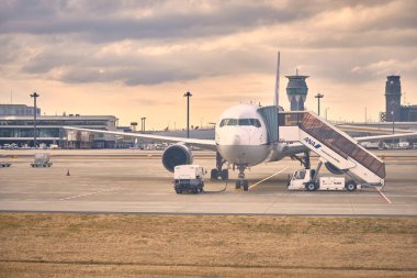 Narita, Japonya - Şubat 03, 2020: Tokyo 'daki Narita havaalanı. Narita havaalanında uçak parkı. Narita Uluslararası Havalimanı ya da Tokyo, Büyük Okyanus 'a hizmet veren iki ana havalimanından biridir.