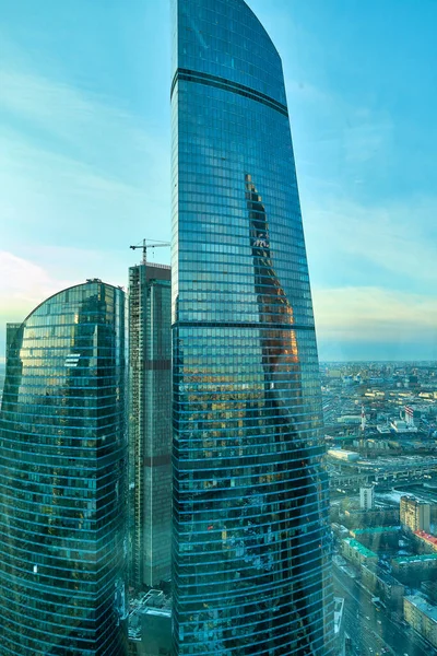 Moscou, Russie - 16 mars 2020 : Vue depuis la fenêtre des tours de Moscou au coucher du soleil. — Photo