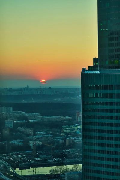 Moscou, Russie - 16 mars 2020 : Vue depuis la fenêtre des tours de Moscou au coucher du soleil. — Photo