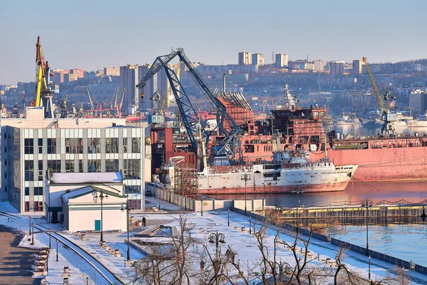 Vladivostok, Rusia - 22 de diciembre de 2020: en la bahía del Cuerno de Oro, los barcos están siendo reparados en la planta de reacondicionamiento de buques. — Foto de Stock