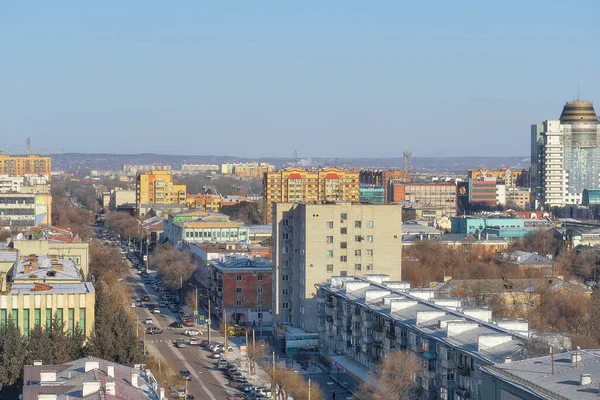ロシア, Blagoveshchensk, 2020年12月24日:冬の高さからBlagoveshchenskの街の眺め. — ストック写真