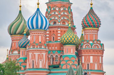 Moskova, Rusya - 27 Mayıs 2021: Bulutlu bir bahar gününde Kızıl Meydan ve Kremlin manzarası.