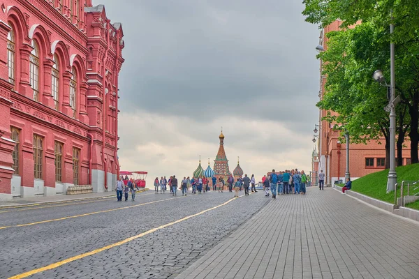 Moscú, Rusia - 27 de mayo de 2021: Vista de la Plaza Roja y el Kremlin en un nublado día de primavera. — Foto de Stock