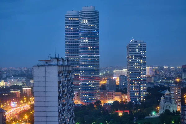 Moscou, Russie - 26 mai 2021 : Vue de nuit depuis l'hôtel Cosmos sur les bâtiments de la ville de Moscou. Les environs de VDNKh et Ostankino TV Tower. — Photo