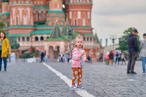 Moscow, Russia - May 27, 2021: A little girl with a childs camera walks along Red Square. — Stock Photo, Image