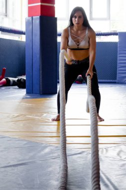 Khabarovsk, Rusya - 29 Haziran 2017: Boks salonundaki halatlarla güzel kız boksör trenleri