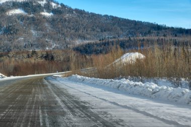 Lidoga-Vanino Khabarovsk bölgesindeki dağların arasında gün batımı