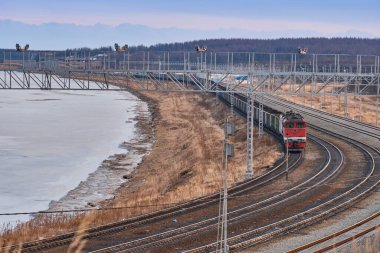 Vanino, Rusya - 18 Ocak 2021: deniz kıyısı boyunca tren