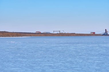 Vanino, Rusya - 18 Ocak 2021: Tatar Boğazı 'nda Vanino Körfezi. Donmuş deniz.