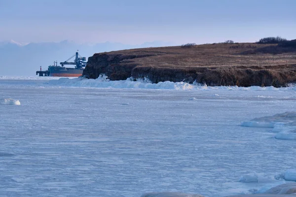 Vanino, Rusia - 18 de enero de 2021: Bahía de Vanino en el Estrecho de Tatar en invierno. El mar congelado. — Foto de Stock