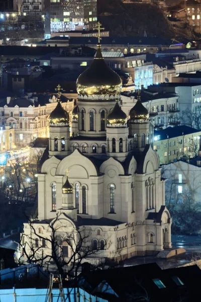 ロシアのウラジオストク 2021年3月4日 高さからウラジオストクの中央部の夜景 Spaso Preobrazhensky大聖堂のクローズアップ — ストック写真