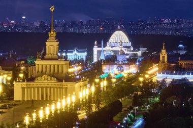 Moskova, Rusya - 27 Mayıs 2021: Ulusal ekonominin başarılarının sergilendiği gece Cosmos Oteli 'nin zirvesinden.