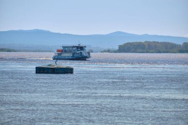 Khabarovsk, Rusya - 13 Şubat 2020: Khabarovsk kenti yakınlarındaki Amur nehrinde sel. Amur nehrinin seviyesi yaklaşık 531 santimetre. Spor seti