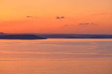 Günbatımında Amur Körfezi manzarası