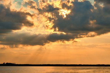 Khabarovsk 'taki Amur nehrinin setinde gün batımı. Gün batımı ufukta