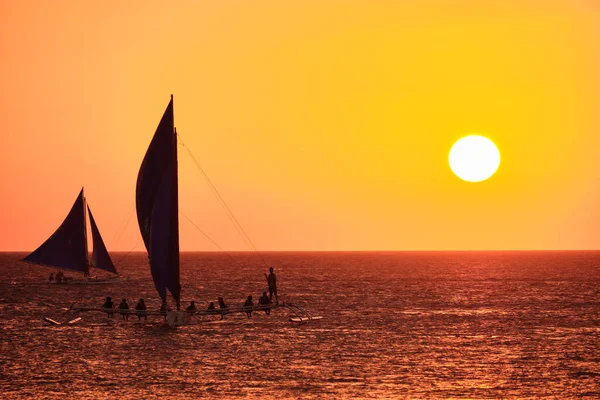 フィリピンのボラカイ島 2020年1月23日 ボラカイ島の日没 夕日を背景に海に観光客とセーリングや他の伝統的なボート — ストック写真
