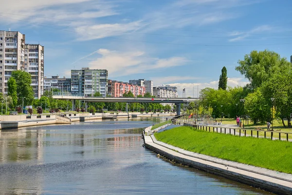 Калінінград (Росія) 31 травня 2021 р.: влітку видно ставок у місті Калінінград.. — стокове фото