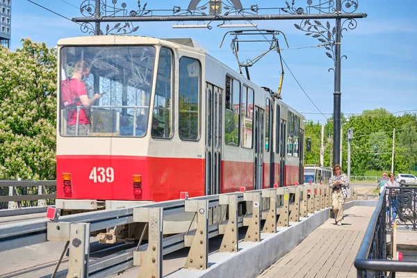 Kalinyingrád, Oroszország - 2021. május 31.: Vörös villamos Kalinyingrádban. — Stock Fotó